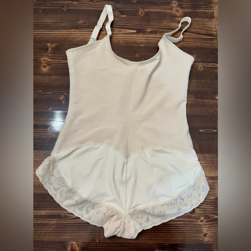 NWOT Shaperx Seamless Beige Shapewear‎ Bodysuit with Lace Trim 2XL
